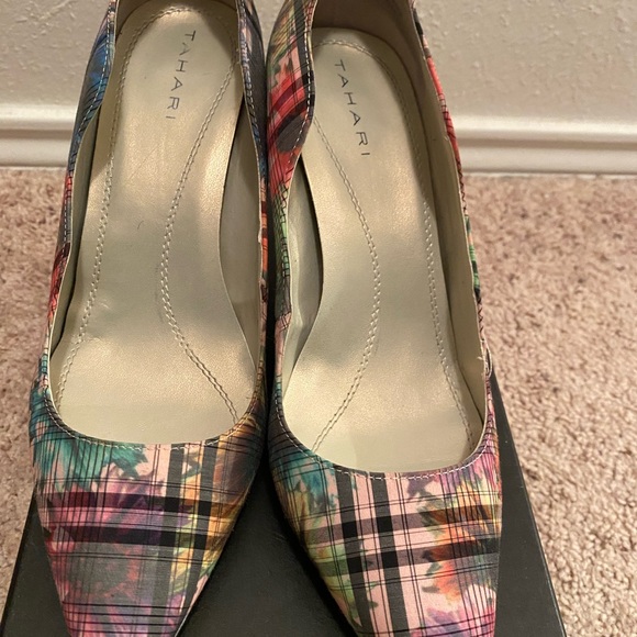 TAHARI CHARTER SCALLOP FLORAL PLAID 3” HEEL. - Picture 3 of 8